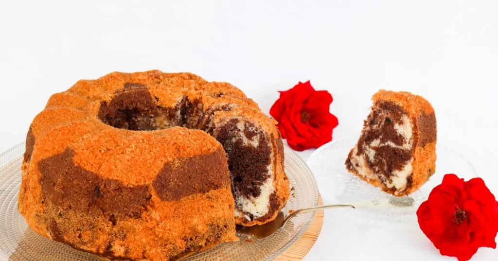 Gluteeniton tiikerikakku, josta on leikattu pala lautaselle.