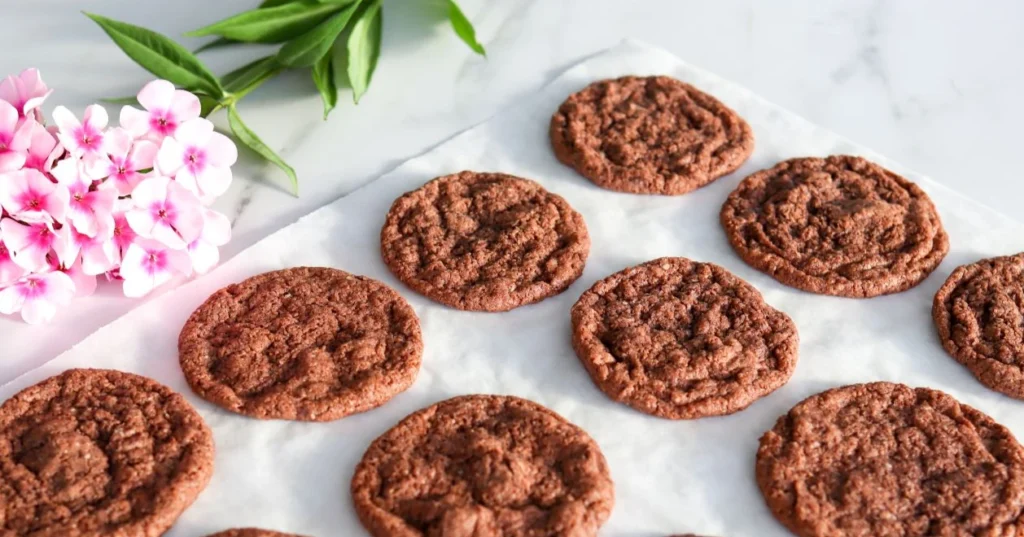 Gluteeniton suklaakeksi on herkullinen sellaisenaan.