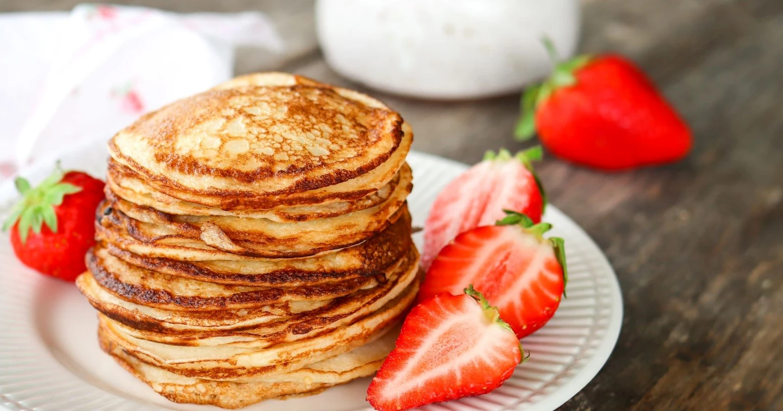 Gluteenittomat letut pinossa lautasella tuoreiden mansikoiden kanssa