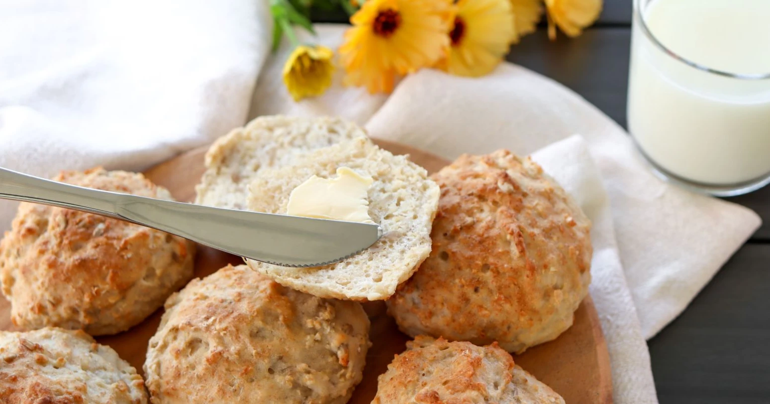 Gluteenittomat sämpylät ja lasillinen maitoa.