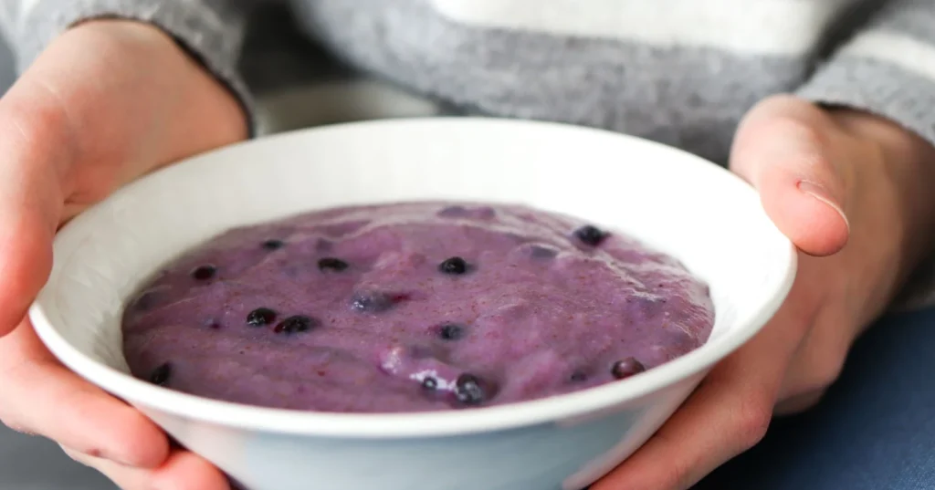 Graham-mustikkapuuroa lautasella.