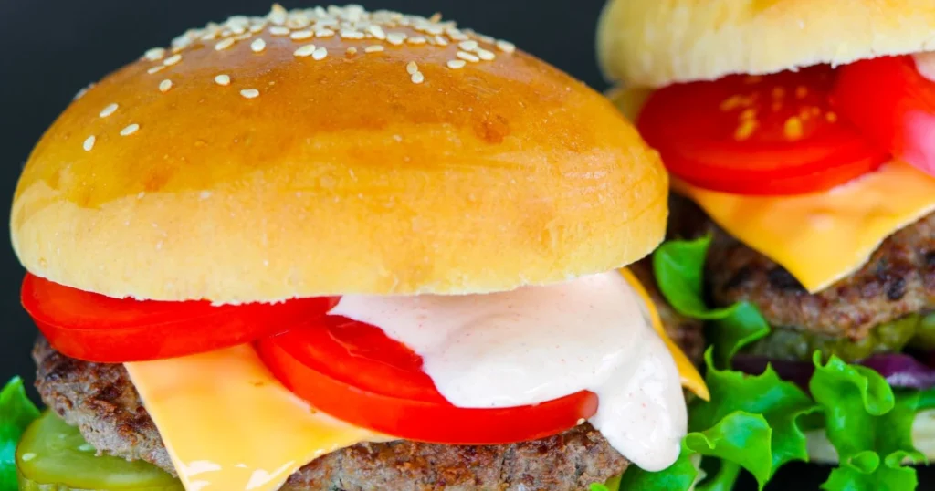 Itse tehdyt hampurilaiset lautasilla.