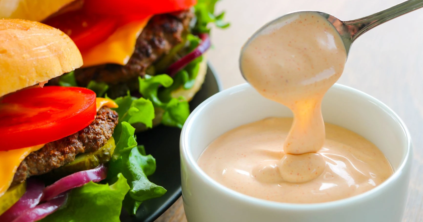 Hampurilaiskastike pienessä kulhossa.