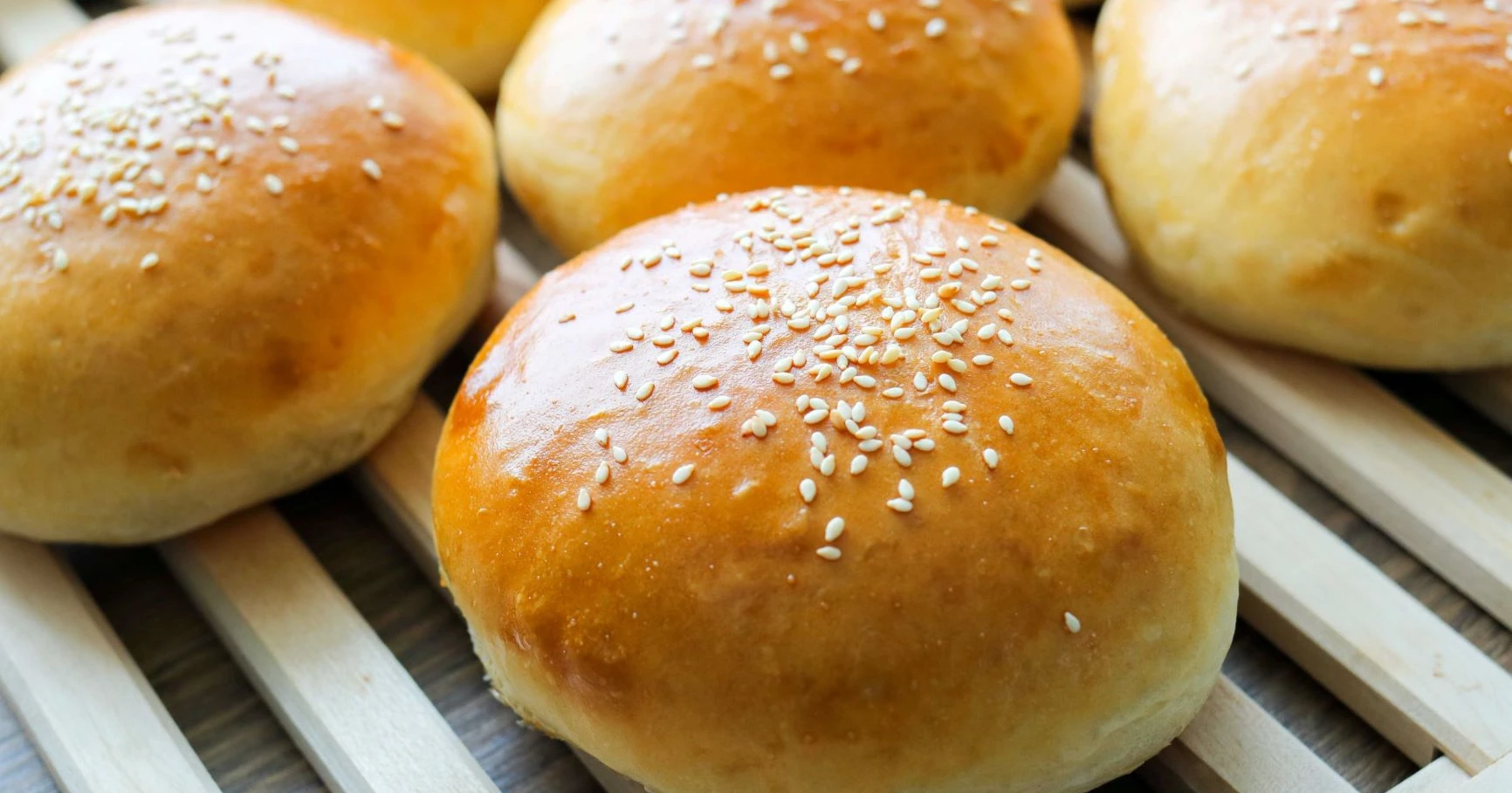 Hampurilaissämpylät, jotka on koristeltu seesaminsiemenillä.