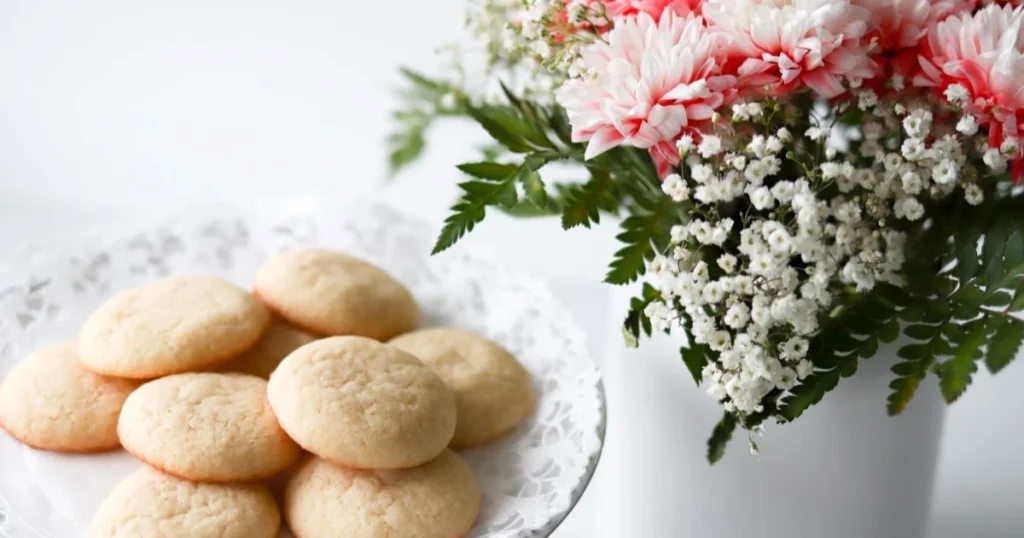 Hanna-tädin kakut tarjoiluvadilla kauniin kukkakimpun edessä.