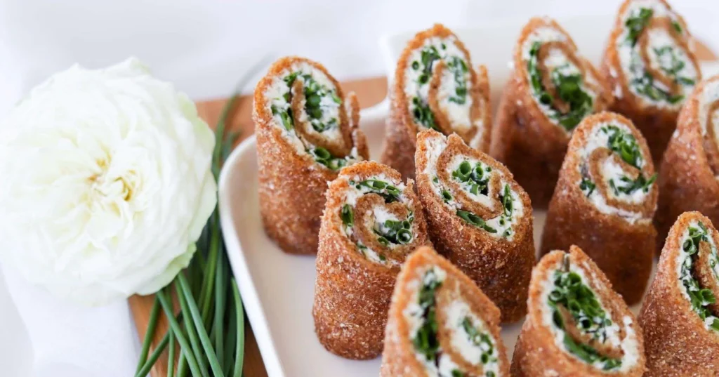 Hapankorppurullia pystyssä valkoisella tarjoilualustalla.