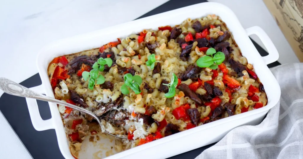 Härkiksestä tehtyä arkista makaronilaatikkoa.