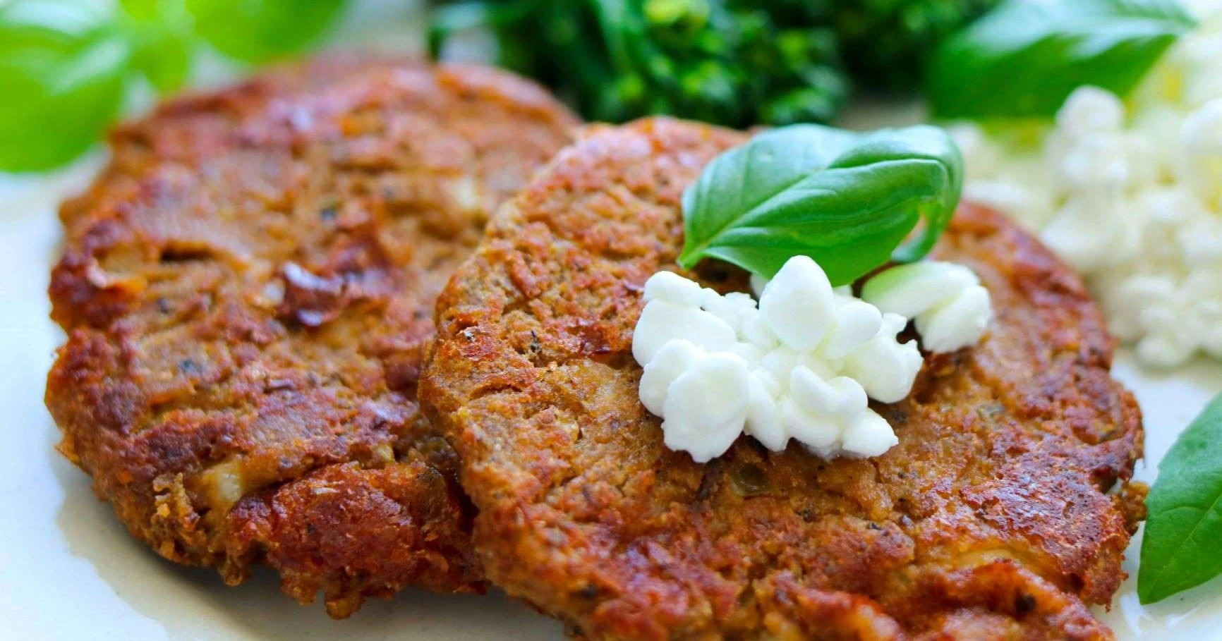 Härkispihvit, joiden päällä on raejuustoa.