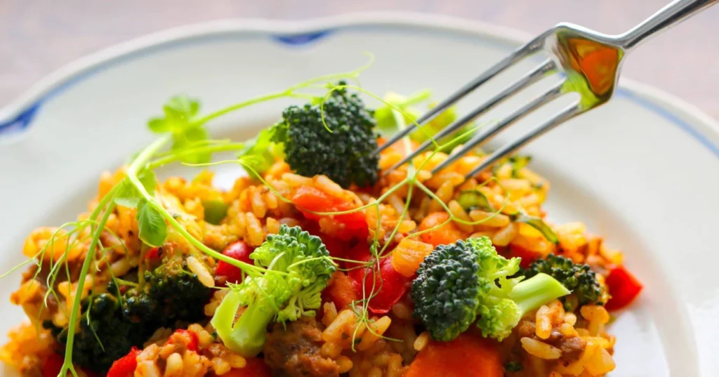 Härkiksestä tehty risotto herneenversolla koristeltuna.