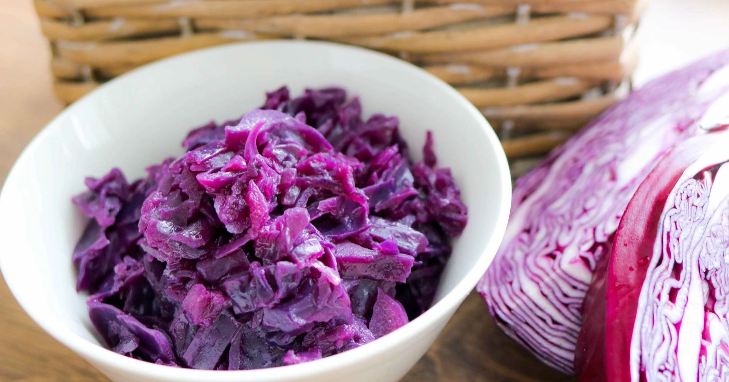 Haudutettu punakaali tuoreen kaalin vierellä.