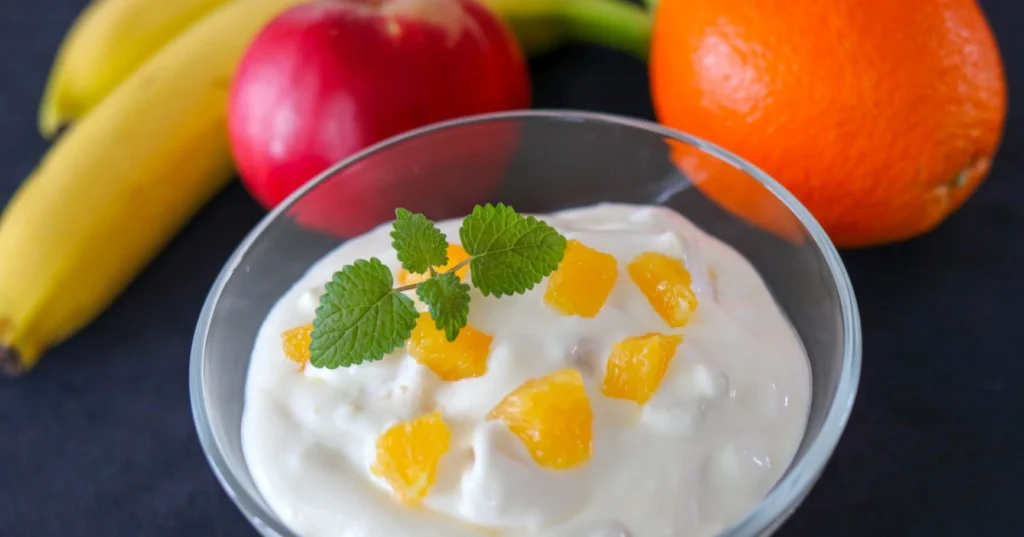 Vaniljainen hedelmärahka, jonka päällä on appelsiinia.