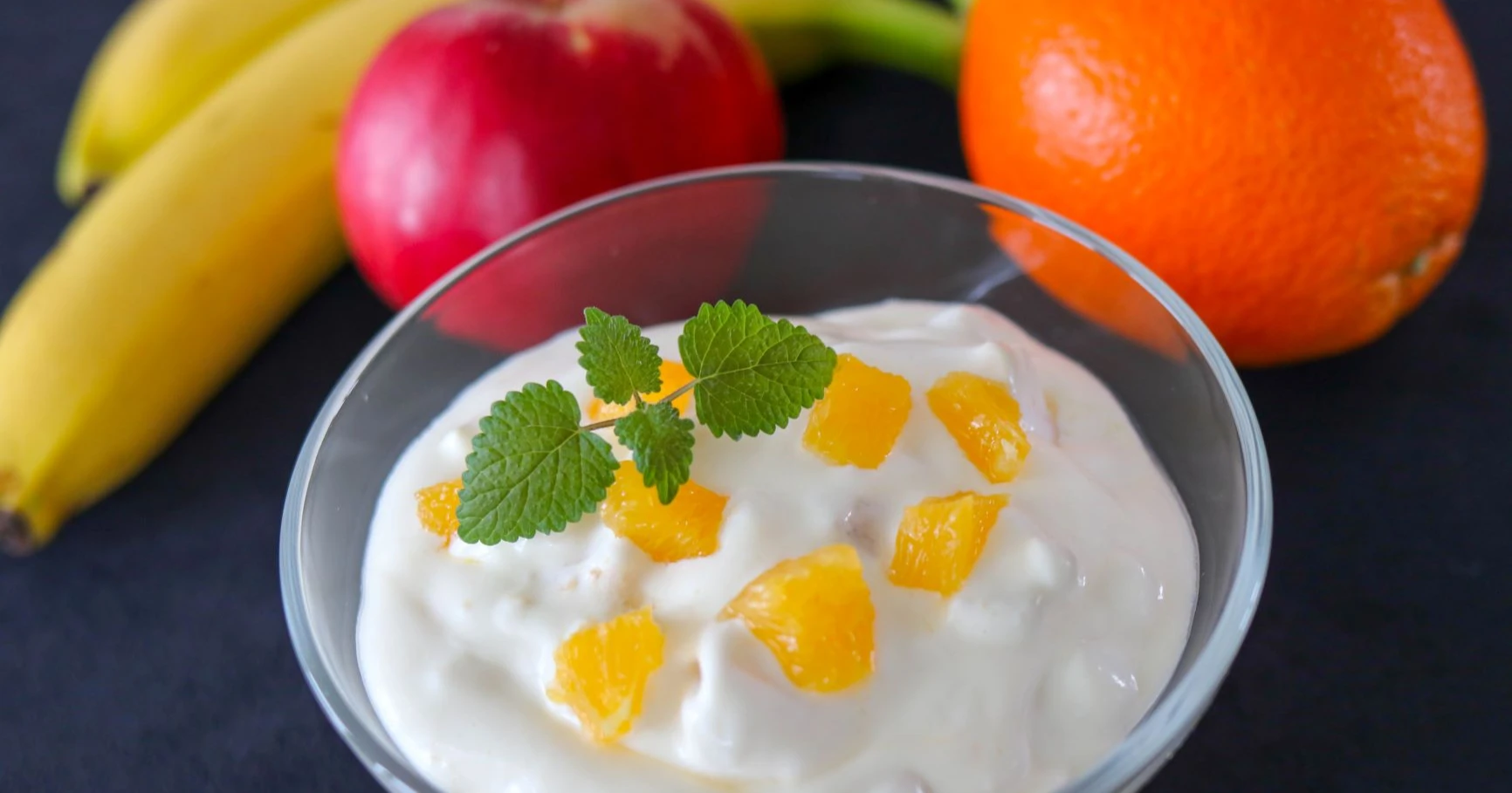 Vaniljainen hedelmärahka, jonka päällä on appelsiinia.