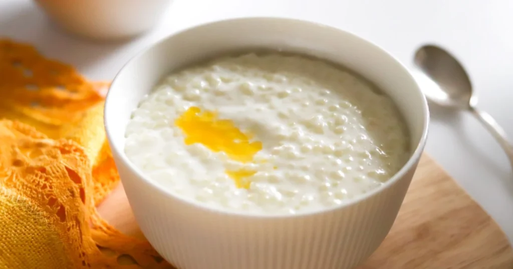 Helmipuuro voisilmällä höystettynä.