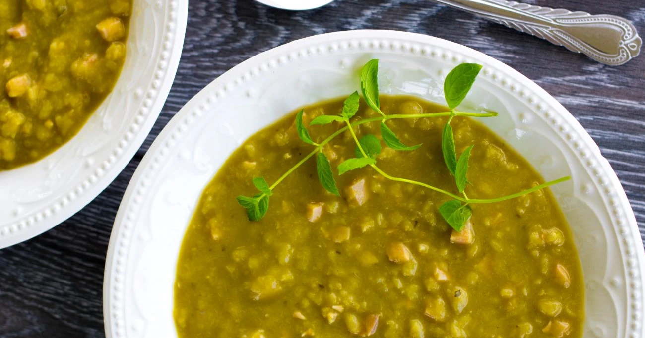 Hernekeitto tarjoillaan sinapin kanssa.