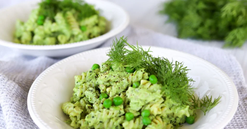 Hernepasta koristellaan tuoreella tillillä.