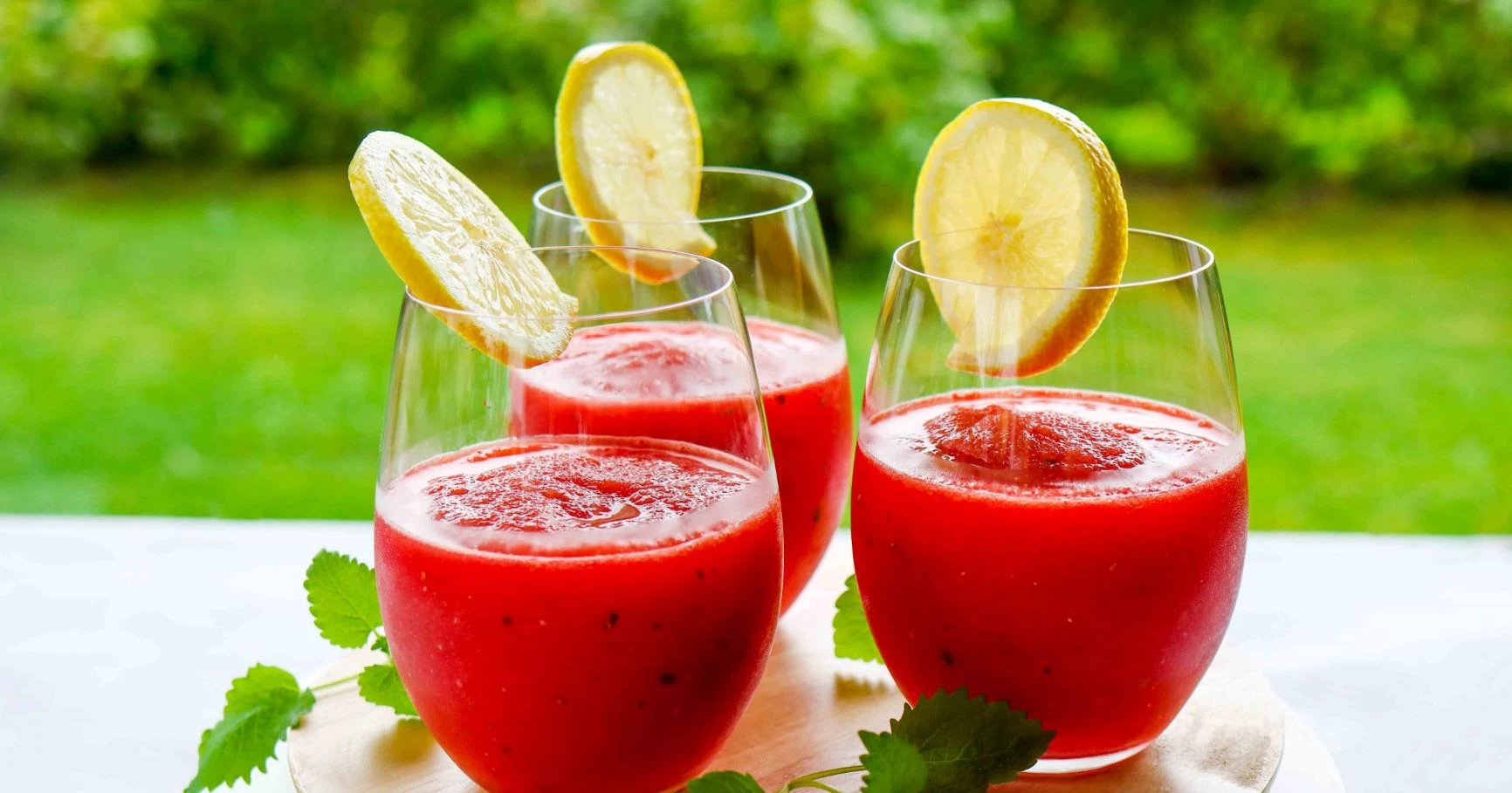 Melonista tehtyä jäähilejuomaa laseissa.