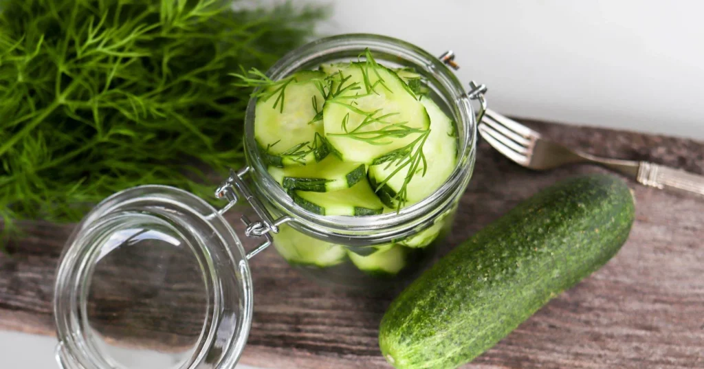 Avomaankurkuista tehtyjä hölskykurkkuja kannellisessa lasipurkissa.