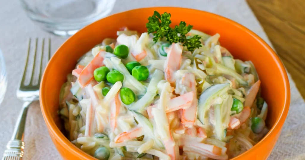 Itse tehty italiansalaatti oranssissa kulhossa.