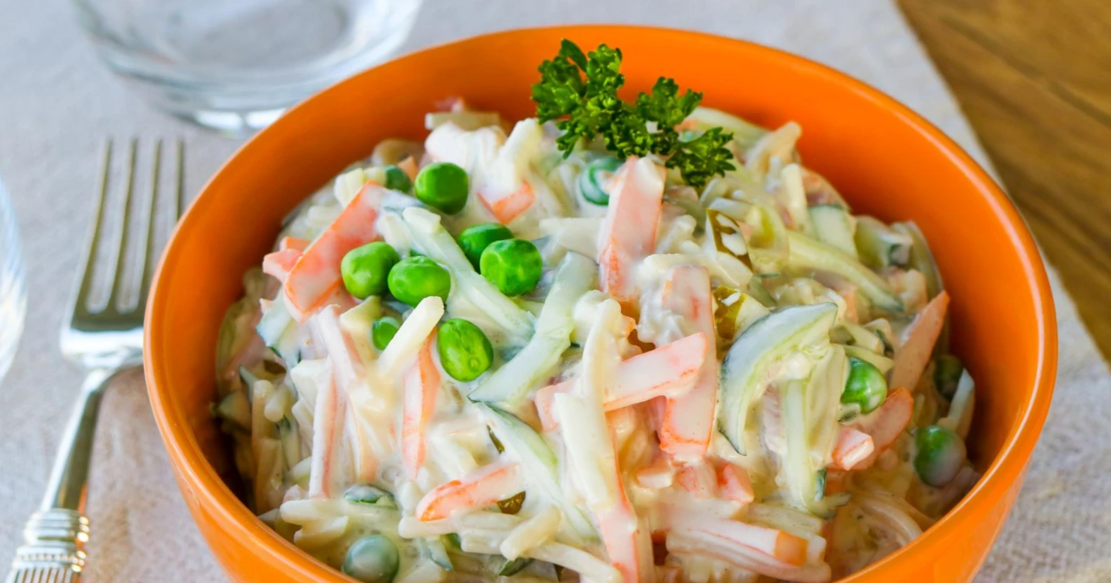 Itse tehty italiansalaatti oranssissa kulhossa.