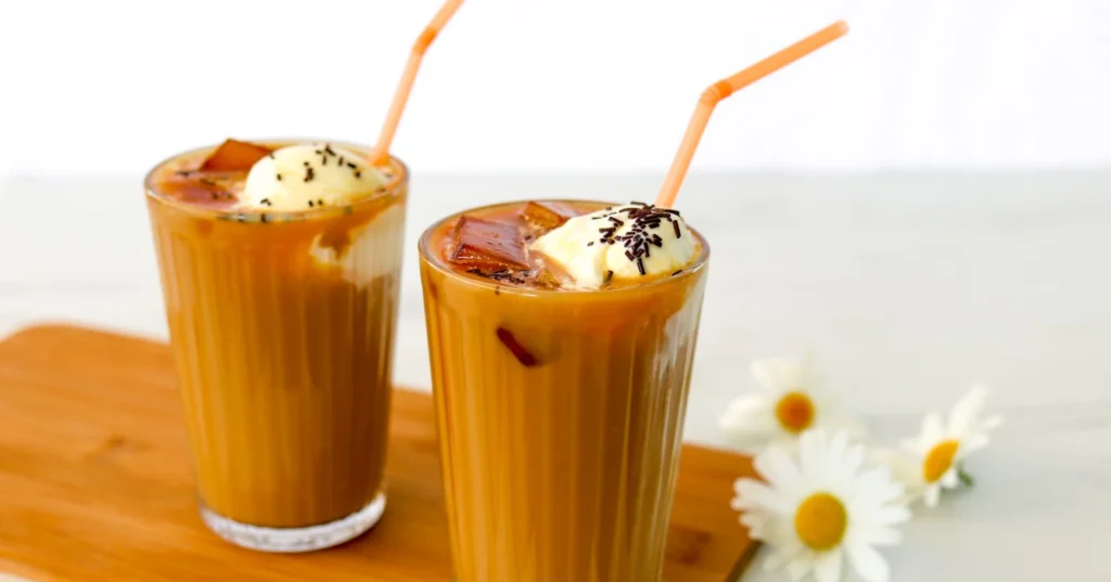 Jääkahvi jäätelöllä ja strösseleillä koristeltuna.