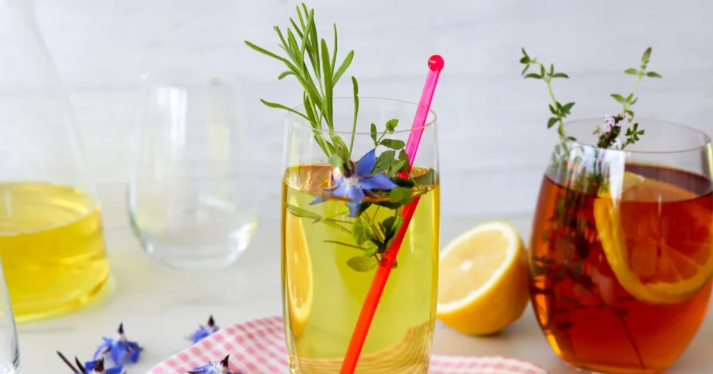 Kaksi eri väristä jääteetä kirkkaissa isoissa lasissa.