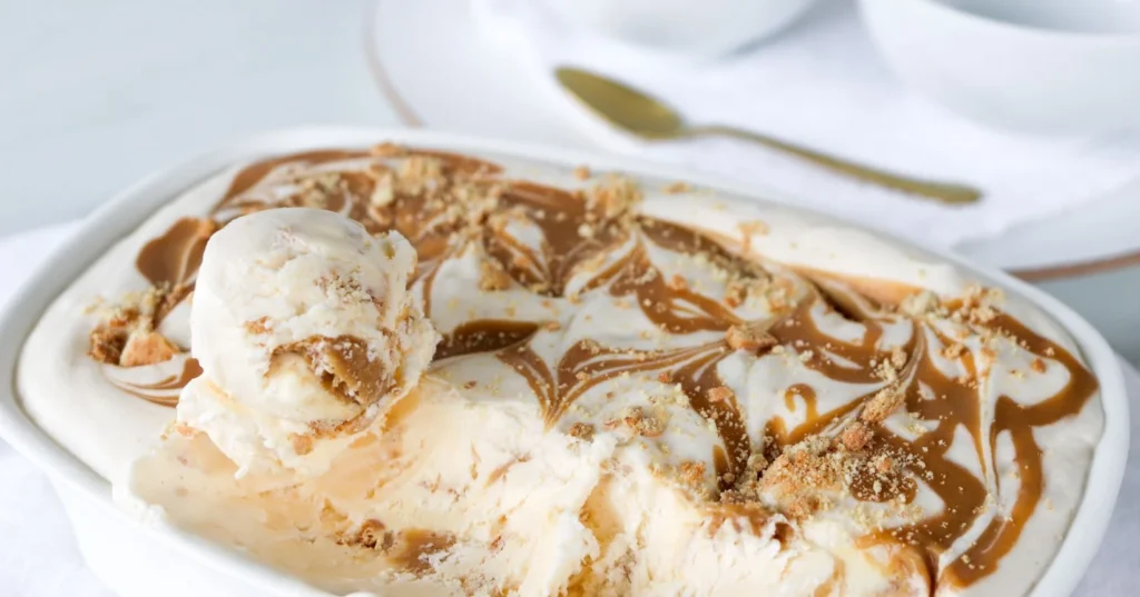 Itse tehtyä jäätelöä kinuskiraidoilla ja keksinmuruilla.