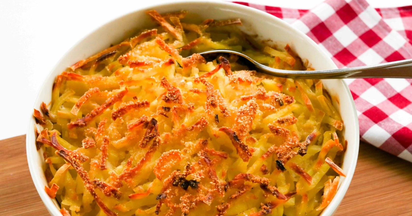 Janssonin kiusaus perunasipulisekoituksesta pyöreässä uunivuoassa.