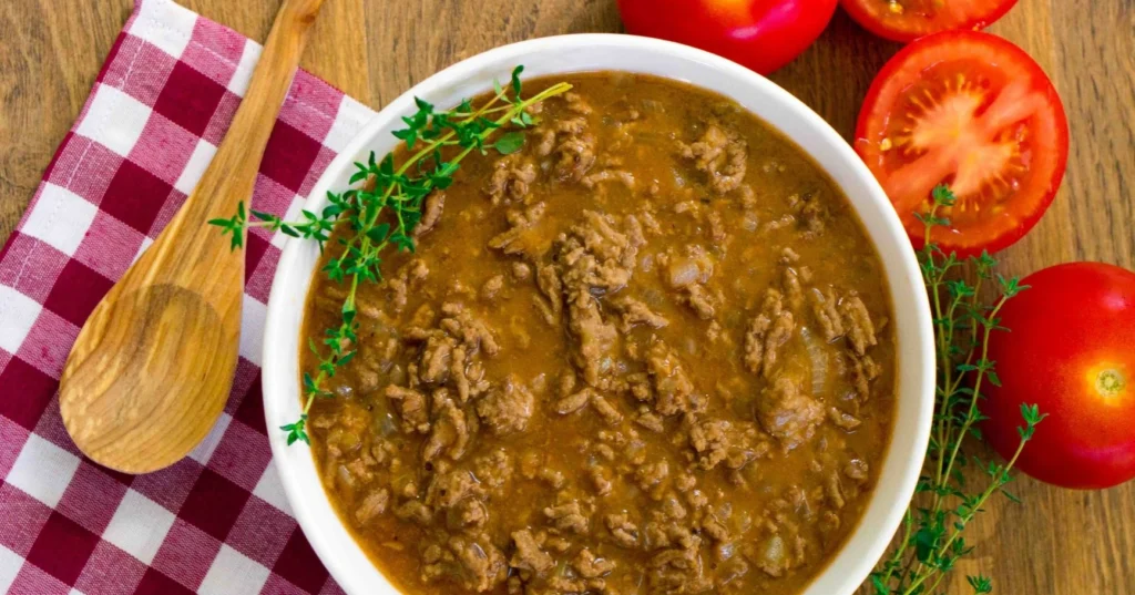 Jauhelihakastike tuoreiden tomaattien ja timjamin kanssa.