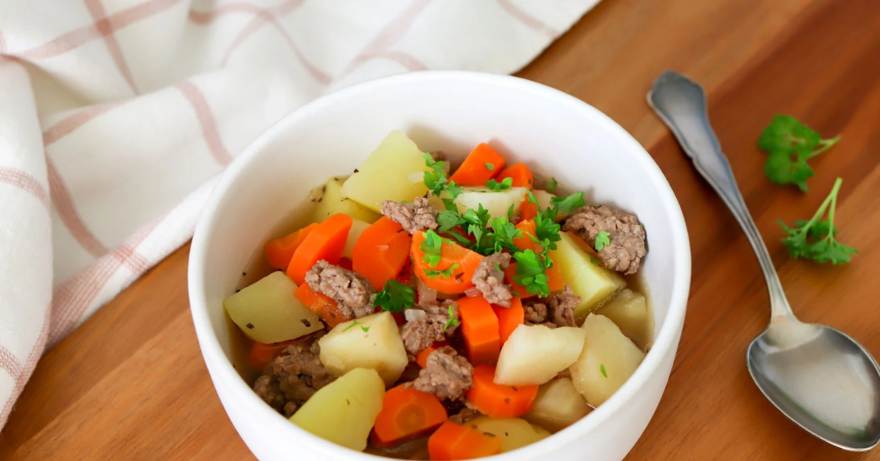 Jauhelihakeitto valkoisessa kulhossa.