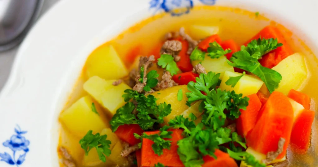 Jauhelihakeitto lautasella.