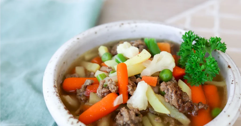 Nopea jauhelihakeitto vaaleassa savesta tehdyssä kulhossa.