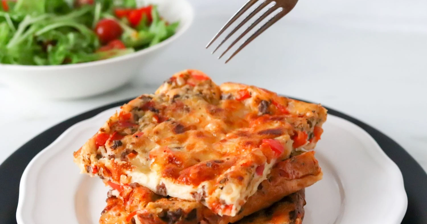 Jauhelihapannukakku paloina lautasella.