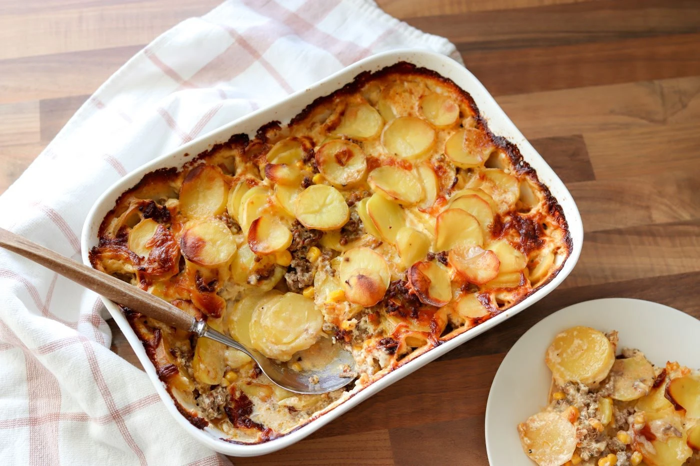 Jauheliha-perunalaatikko pöydällä uunista ottamisen jälkeen.