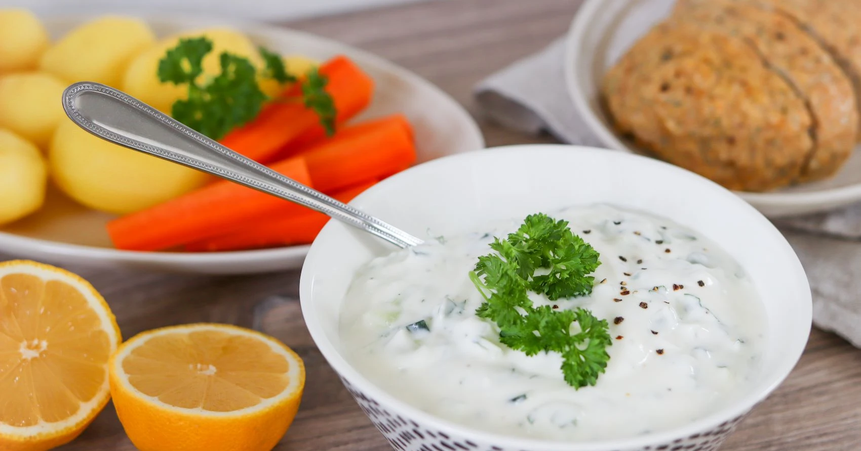 Jogurttikastike kulhossa persiljalla koristeltuna.