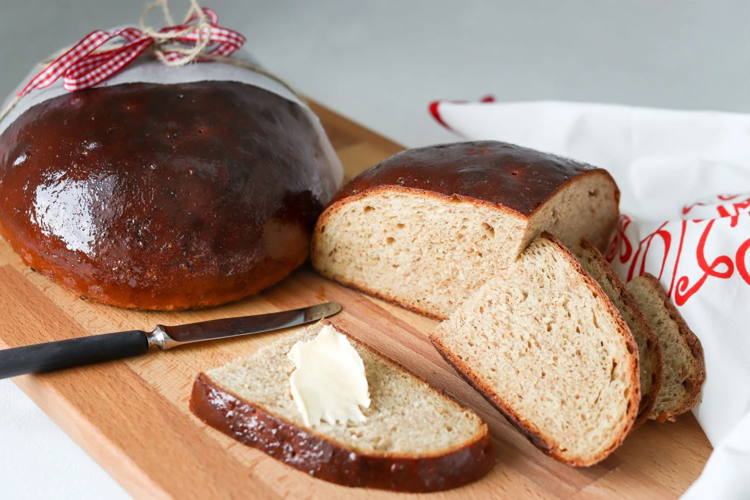 Joululimput puisen leikkuulaudan päällä.