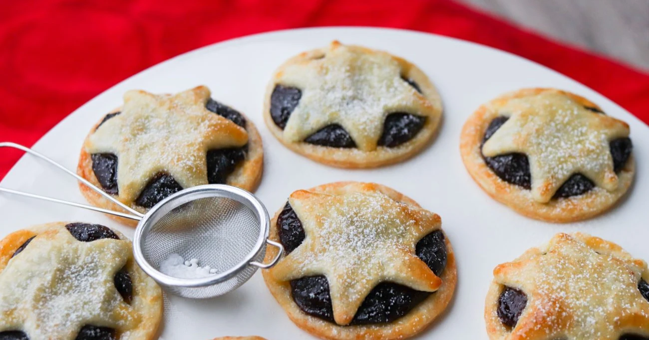 Tomusokerin sihtaaminen gluteenittomien joulutorttujen pinnalle