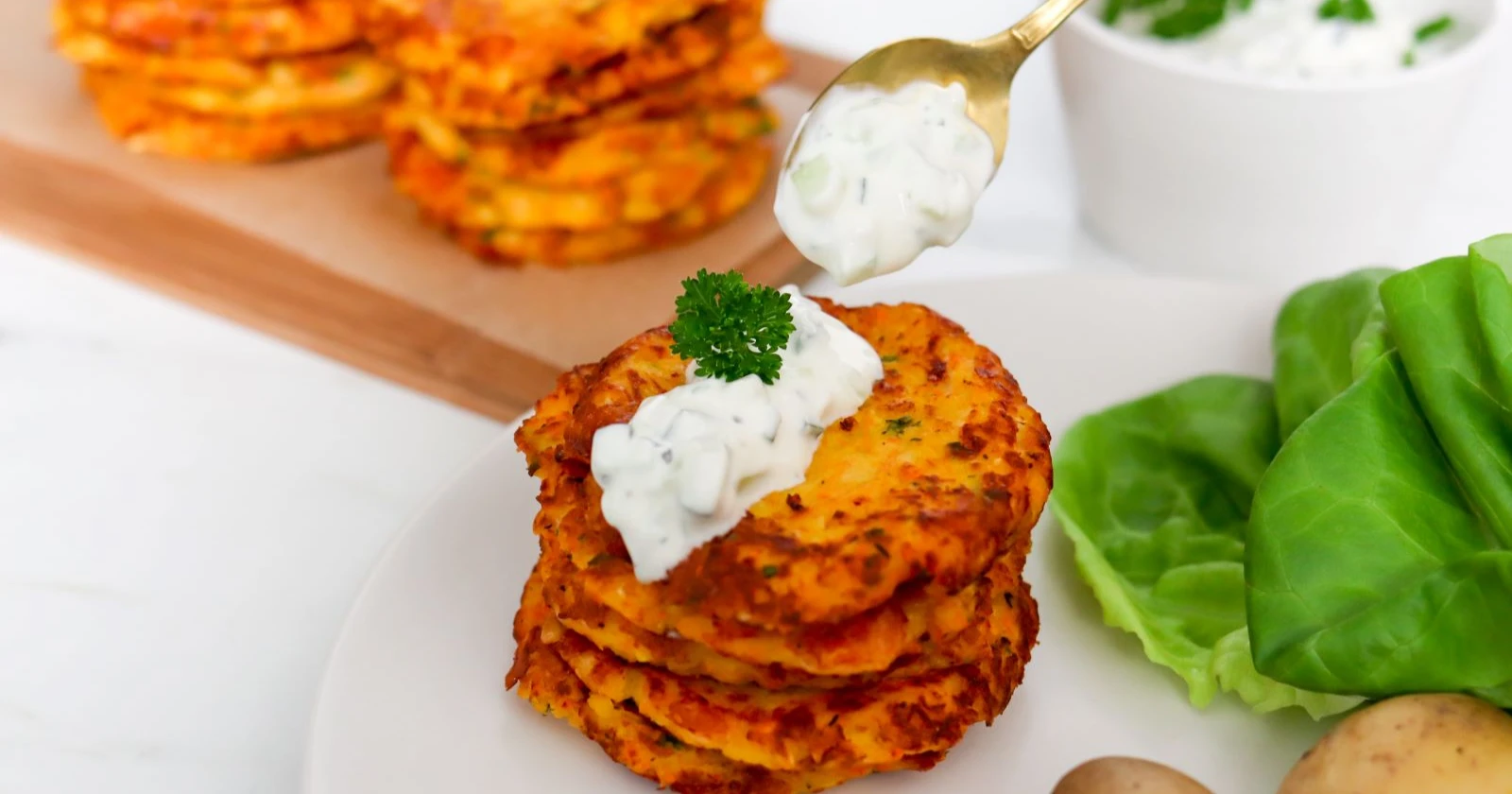 Juurespihvit jogurttikastikkeen kanssa.