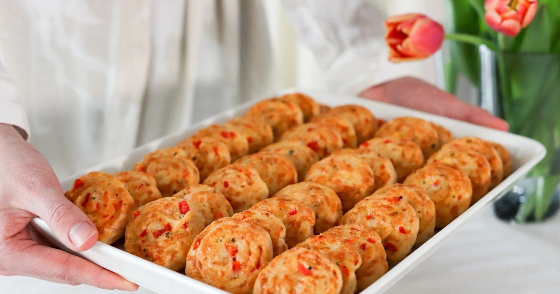 Juustohyrrät eli juustokiekot matkalla kahvipöytään.