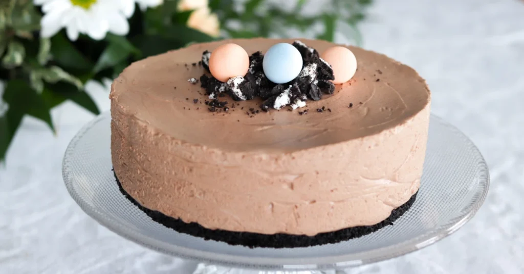 Pieni juustokakku rouhituilla kekseillä koristeltuna.