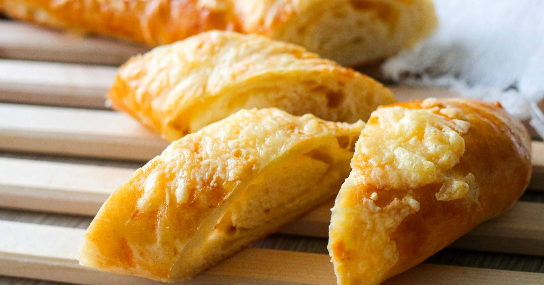 Juustopatonki, jonka päälle on sulanut juustoa.