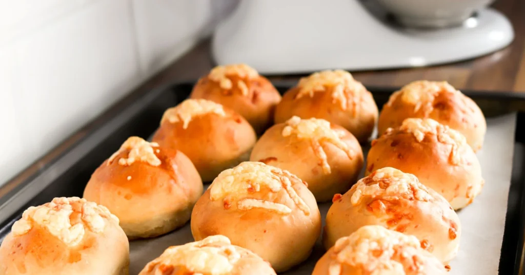 Juustosämpylät pellillä paistamisen jälkeen.