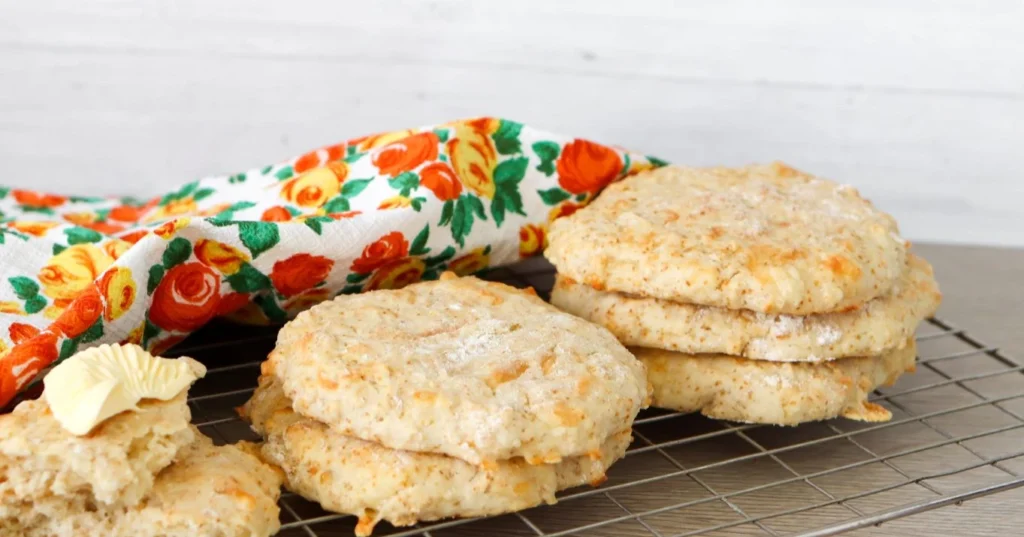 Juustoiset teeleivät ritilän päällä.