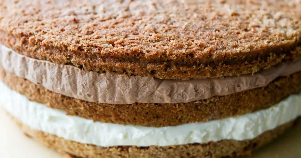 Kaakaokakkupohja täytettynä