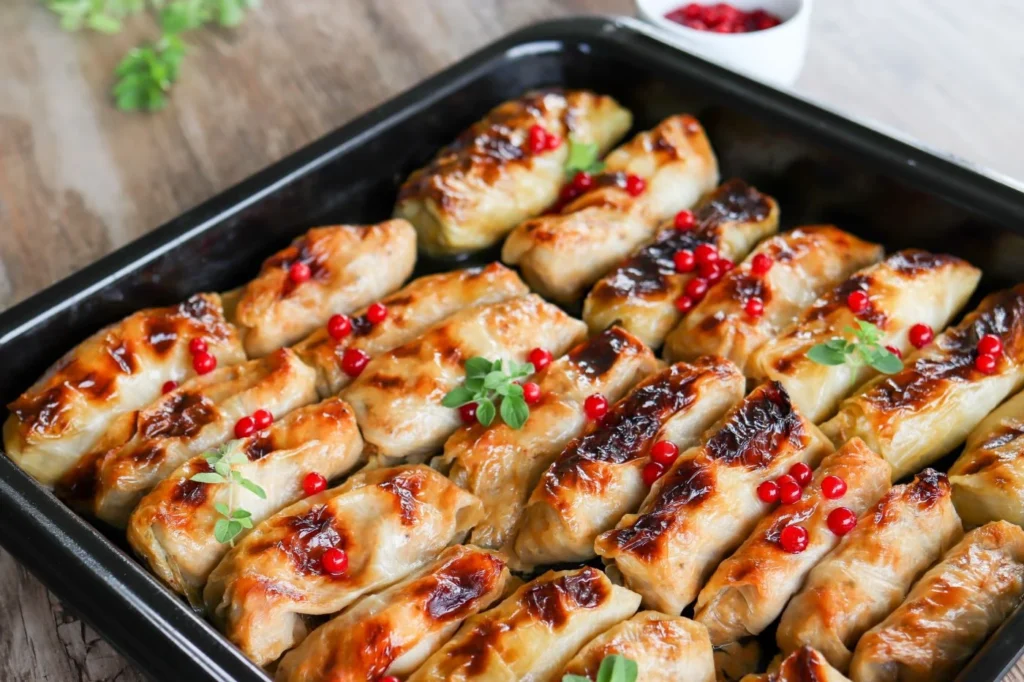 Kaalikääryleet ovat suussa sulavia pitkän paistamisen jälkeen.