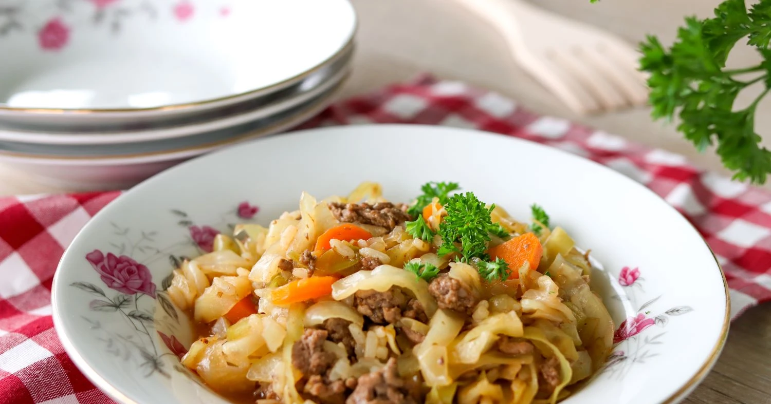 Jauheliha-kaalipataa syvällä lautasella.