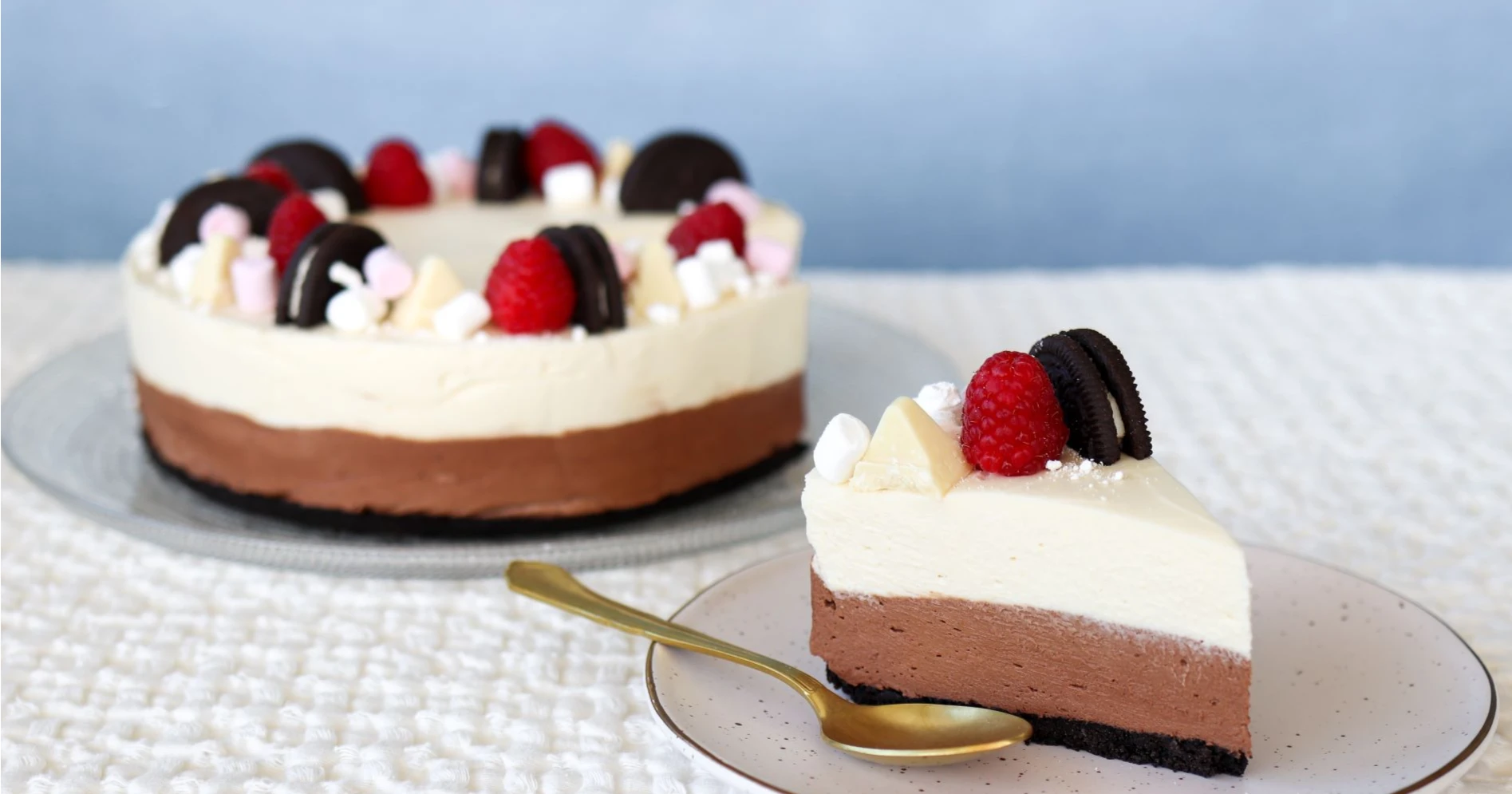 Kahden suklaan juustokakku, josta on leikattu yksi pala lautaselle.