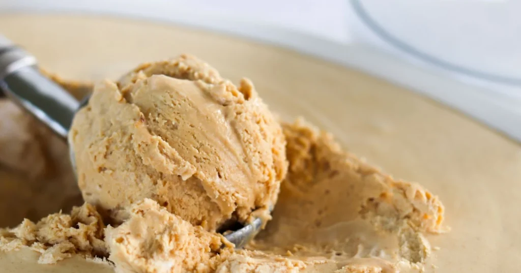 Kahvijäätelöä, josta otetaan palloa jäätelökauhalla.