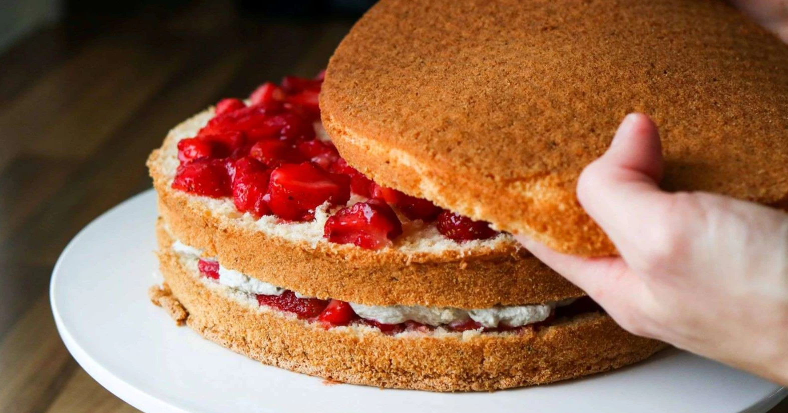 Gluteeniton täytekakkupohja koottavana.