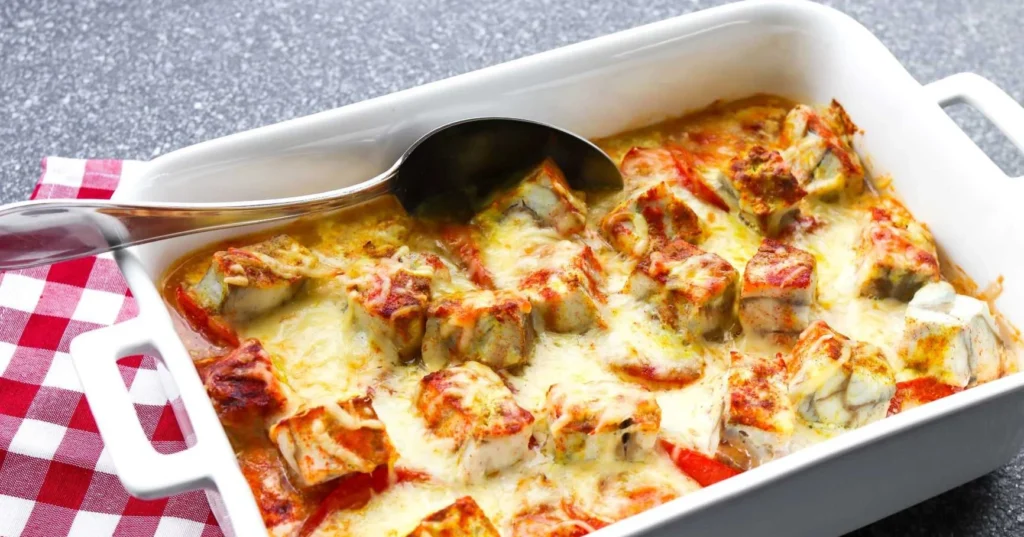 Kalavuoka seitistä valkoisessa uunivuoassa.