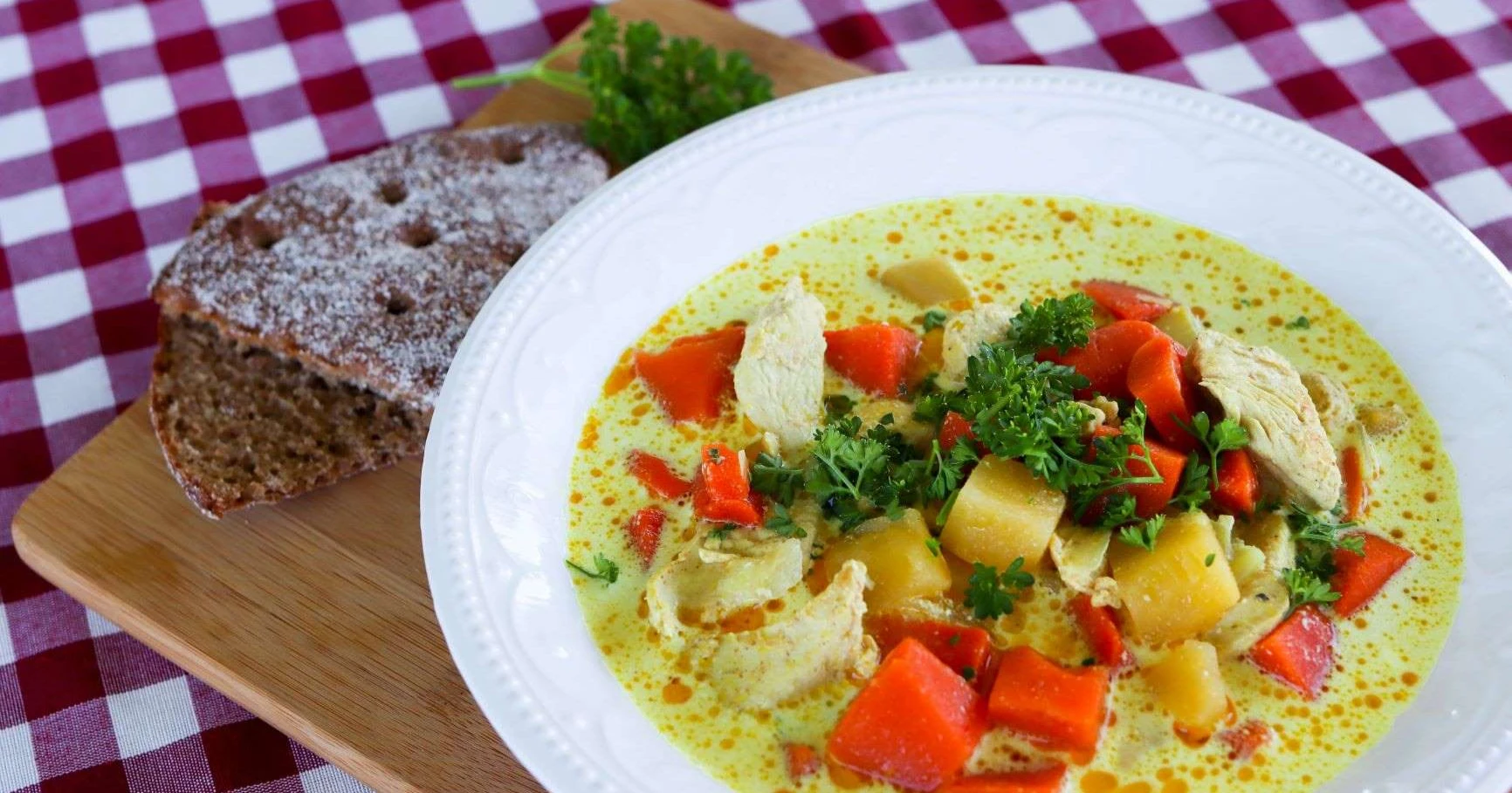 Helppo kanakeitto tuoreella persiljalla koristeltuna.